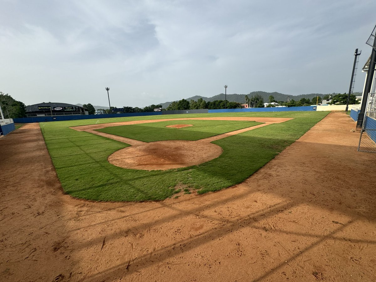MAMBRUUU's tweet photo. Gracias al trabajo de la empleomania del @ministeriodedep  y al ministro @Frankcamachor en la provincia monseñor Nouel, dirigidos por el periodista @SamuelMeloRod así se mantiene las condiciones del estadio de beisbol #bebecitodelvillar con un gran esfuerzo de todos https://t.co/8nOEVtvGEF