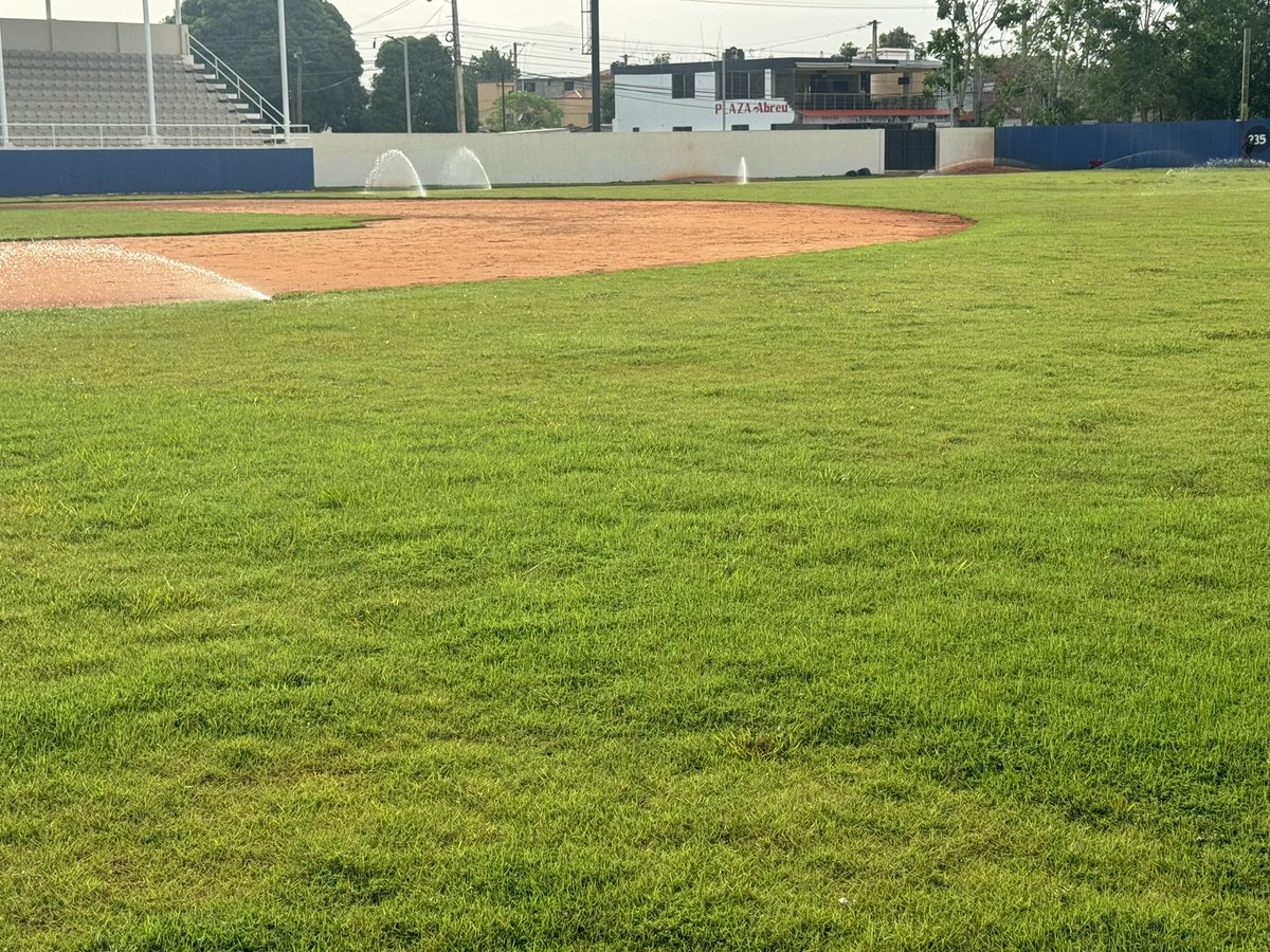 MAMBRUUU's tweet photo. Gracias al trabajo de la empleomania del @ministeriodedep  y al ministro @Frankcamachor en la provincia monseñor Nouel, dirigidos por el periodista @SamuelMeloRod así se mantiene las condiciones del estadio de beisbol #bebecitodelvillar con un gran esfuerzo de todos https://t.co/8nOEVtvGEF