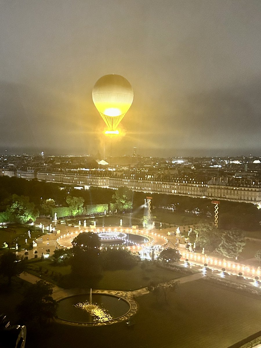 Depuis les toits du <a href="/MuseeLouvre/">Musée du Louvre</a> 
Chers Français soyons Fiers 🇫🇷🇫🇷