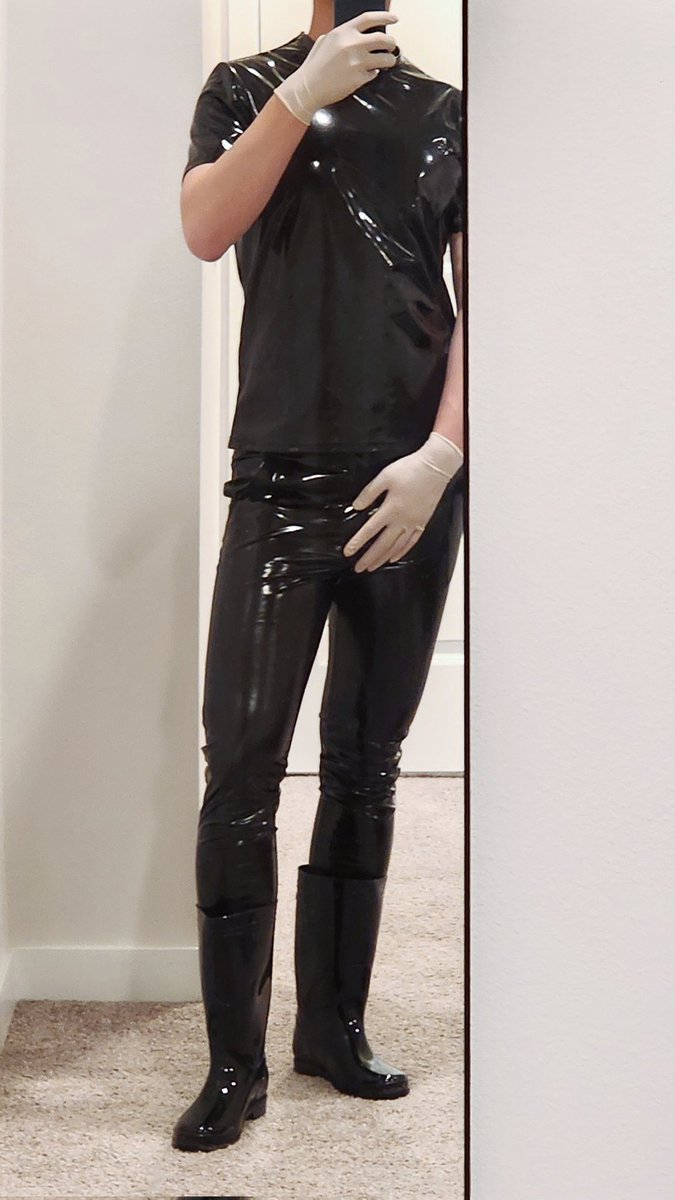 defyoddsss's tweet photo. 第一次尝试雨靴，还在探索怎么搭配。
#雨靴 #亮面 #漆皮 #latex #gloves https://t.co/STiX6J4RWj