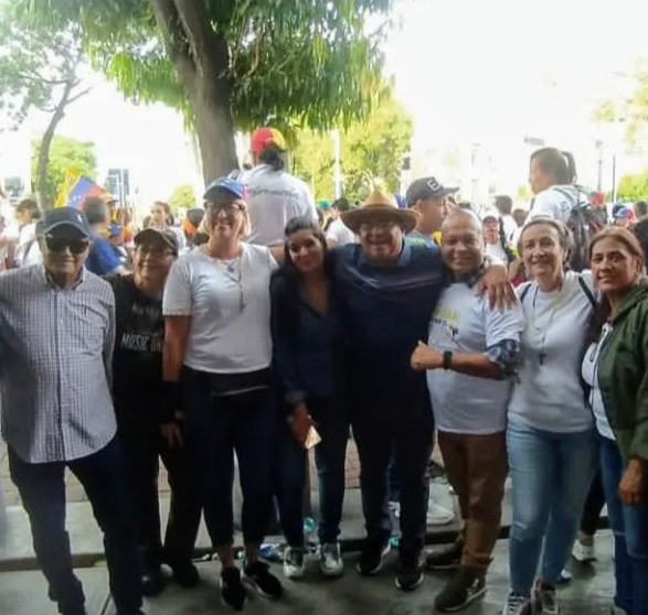 VPBarutaMir's tweet photo. #26Jul
El día de ayer el Cjal @goyogonzalezjg  y el Resp. Mcpl @juanbolivar1771  junto a su Equipo, asistieron al Gran Cierre de Campaña, en Las Mercedes de Cara a las Presidenciales del próximo Presidente de Venezuela @EdmundoGU  
#VamosAGanar https://t.co/gMUfRWSoL9