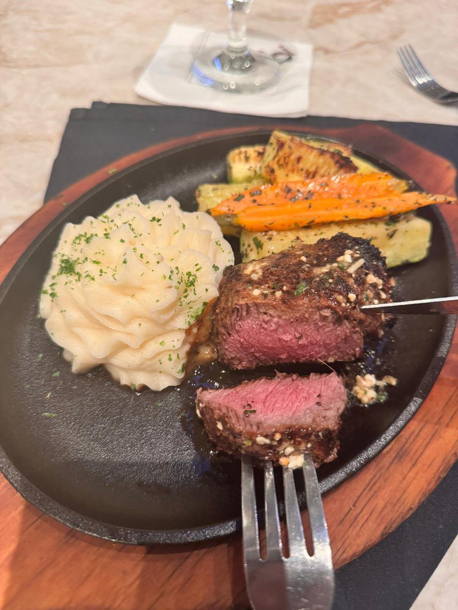 Skullspliter1's tweet image. Lunch date with the Ol’ Lady , oooh sweet Lord , I ate too much 😭😭😭🥰🥰, this pork Chops are amazing 🤩 #Perrys