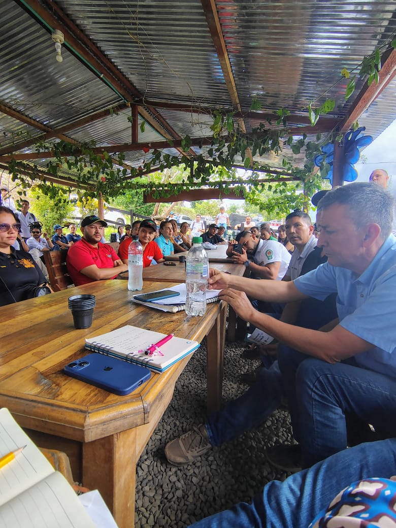 UAcuerdoPaz's tweet photo. #Agenda 🗓️| Nuestro equipo territorial participó en el encuentro de la “Ruta sierra de la Macarena” #RUSIMA, para apoyar estrategias que permitan consolidar a los actores turísticos en sus proyectos productivos en el marco de la implementación del #AcuerdoDePaz 🌿🏞️🕊️. 🧵1/3 https://t.co/xT2NgW12Gg
