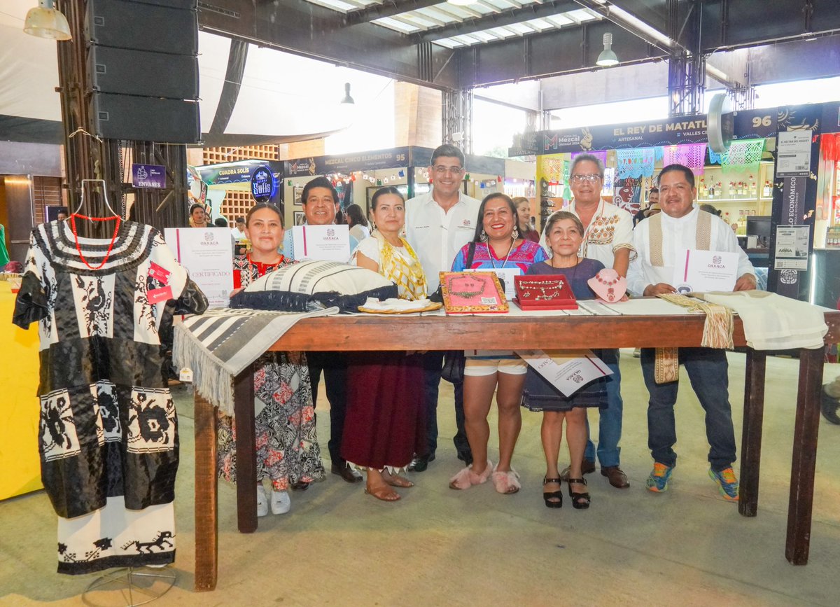 DesEconomicoOax's tweet photo. La marca #HechoEnOaxaca es un símbolo de distinción y calidad; hoy, en el marco de la #Guelaguetza2024 y de la #FeriadelMezcal2024 entregamos 50 certificados de uso a microempresas locales, su aplicación les permitirá ingresar a nuevos mercados. https://t.co/TPd2ZQSuQ3