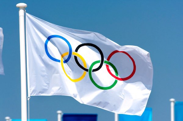 mysteryWN's tweet photo. ✳️Izan la bandera olímpica al revés en ceremonia de inauguración de Juegos Olímpicos...a la izquierda como debía estar, a la derecha como la han izado...vergüenza https://t.co/vWFgze8fdh
