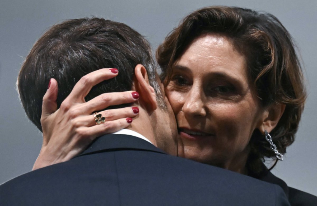 J’espère que vous avez bien profité de la cérémonie, parce que pour  <a href="/EmmanuelMacron/">Emmanuel Macron</a>, il semblerait que oui 😂😂😂.