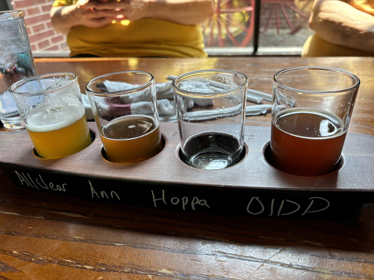 MelindaHoward4's tweet photo. Mike and I split a flight.
Can you guess which one I liked?
#emptyglass #AidensDad #beer🍺 #Hoppa https://t.co/IeE8c3c6BV