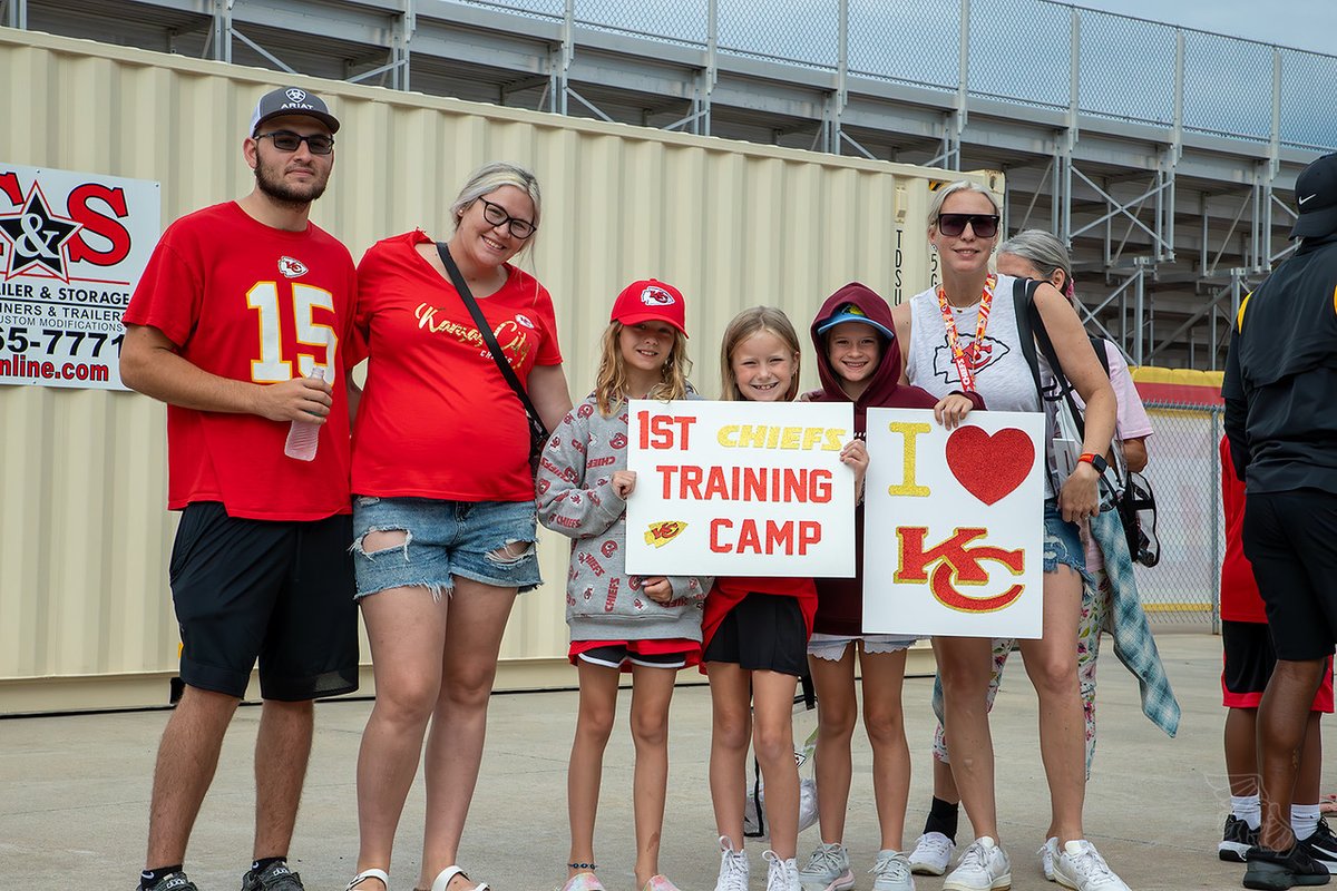 MissouriWestern's tweet photo. #ChiefsKingdom showed up for the first week of #ChiefsTrainingCamp.
Can we keep that energy going all camp long?
#MissouriWestern #KansasCityChiefs #UncommonCharacter https://t.co/gPeNfEcJ5n
