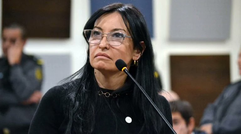 TE LA PRESENTO

ES LA FISCAL ANDREA LAZO INTERVIENE EN LA INVESTIGACION POR LA MUERTE DEL EMPRESARIO OSVALDO ROFRANO, QUIEN APARECIO SIN VIDA Y CON PRECINTOS EN SUS MANOS. LA FISCAL CARATULO EL HECHO COMO "SUICIDIO"

ROFRANO HABIA ADELANTADO "NO TENGO INTENCIONES DE SUICIDARME"