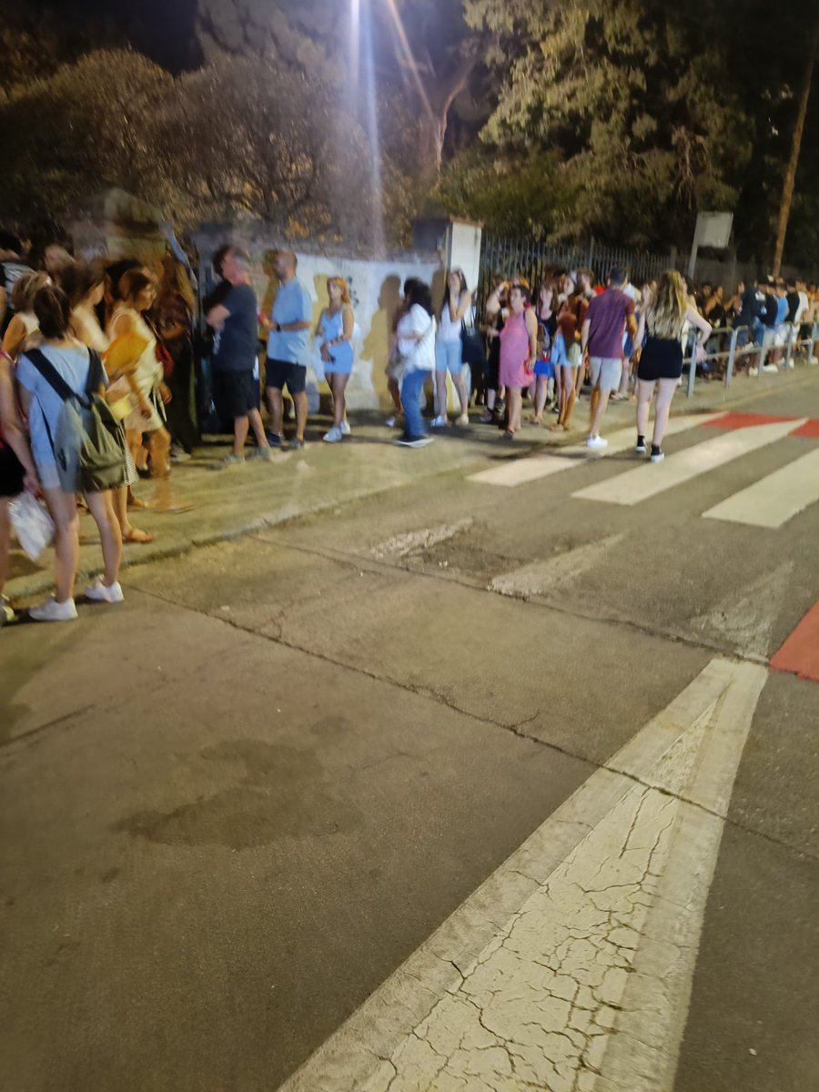 Arxex11's tweet photo. Patetica gestió d'accés al parc , patetica gestió de les barres amb cues quilòmetriques! Com Mataró enlloc! Quina pena i quines ganes de carregar-se la festa! Glòria les Santes! #santes2024 https://t.co/VH18oYVkSi