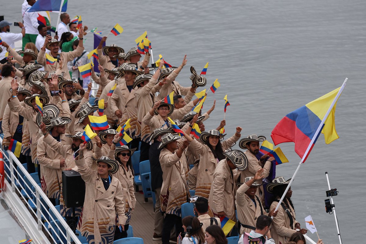 juegosolimpicos's tweet photo. ¡𝐂𝐎𝐋𝐎𝐌𝐁𝐈𝐀 𝐒𝐄 𝐕𝐈𝐒𝐓𝐈𝐎́ 𝐃𝐄 𝐆𝐀𝐋𝐀! 🇨🇴😍

Una indumentaria que rindió homenaje a la cultura colombiana, pero también a París, la sede de los #JuegosOlímpicos.

#CeremoniaDeApertura #Paris2024 https://t.co/pMQ4zYEhzz