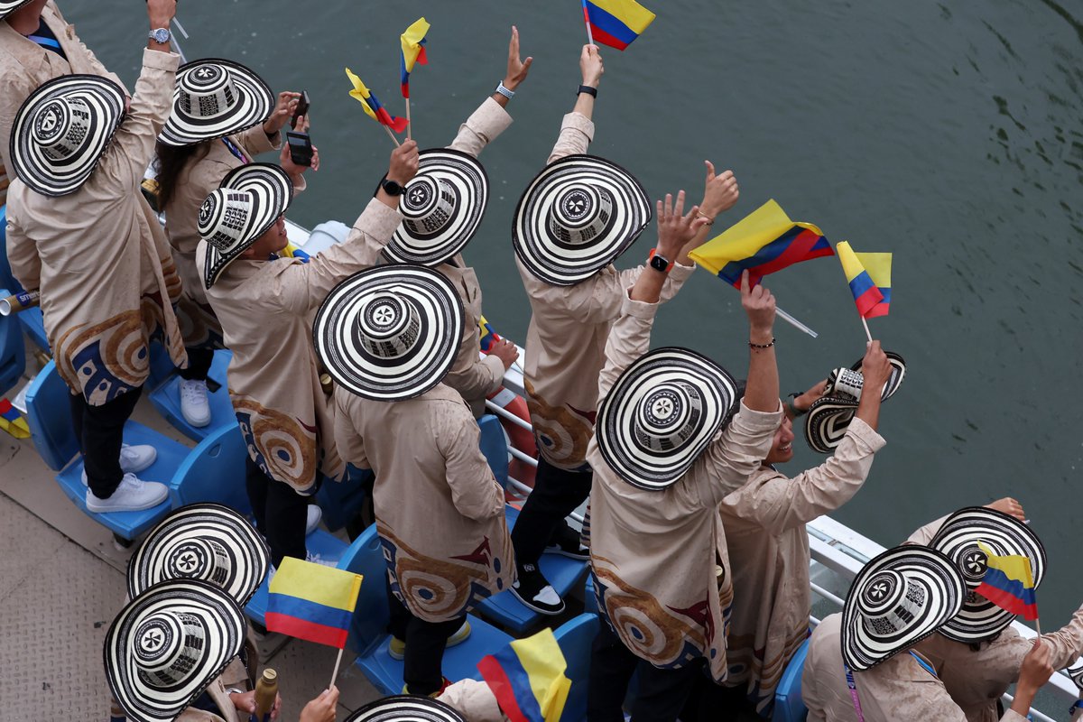 juegosolimpicos's tweet photo. ¡𝐂𝐎𝐋𝐎𝐌𝐁𝐈𝐀 𝐒𝐄 𝐕𝐈𝐒𝐓𝐈𝐎́ 𝐃𝐄 𝐆𝐀𝐋𝐀! 🇨🇴😍

Una indumentaria que rindió homenaje a la cultura colombiana, pero también a París, la sede de los #JuegosOlímpicos.

#CeremoniaDeApertura #Paris2024 https://t.co/pMQ4zYEhzz