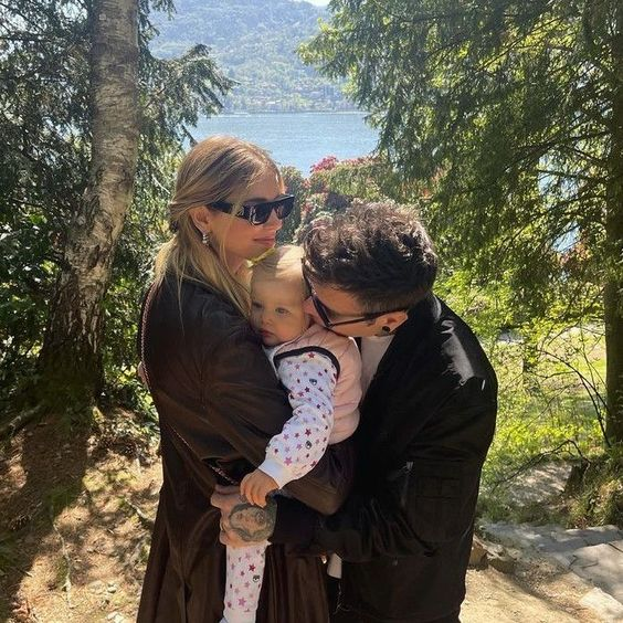 starknovio's tweet photo. 👨‍👩‍👧‍👦 Nuestros hijos son la luz de nuestras vidas, y verte con emma me llena de orgullo y alegría. Eres la persona más cariñosa y dedicada que conozco, y nuestra familia es más fuerte gracias a ti. 🌼 https://t.co/GvzpeUrzky