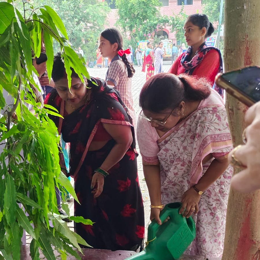 ggsss1923050's tweet photo. #SHIKSHASAPTAH

We are doing our bit by planting #EkPedMaaKeNaam
We are celebrating the success of students and sharing this joy with their parents in #MegaPTM by telling them how well their wards have been doing in studeies &amp; other aspects as well.

@Dir_Education @EduMinOfIndia https://t.co/V76ltLT1xQ