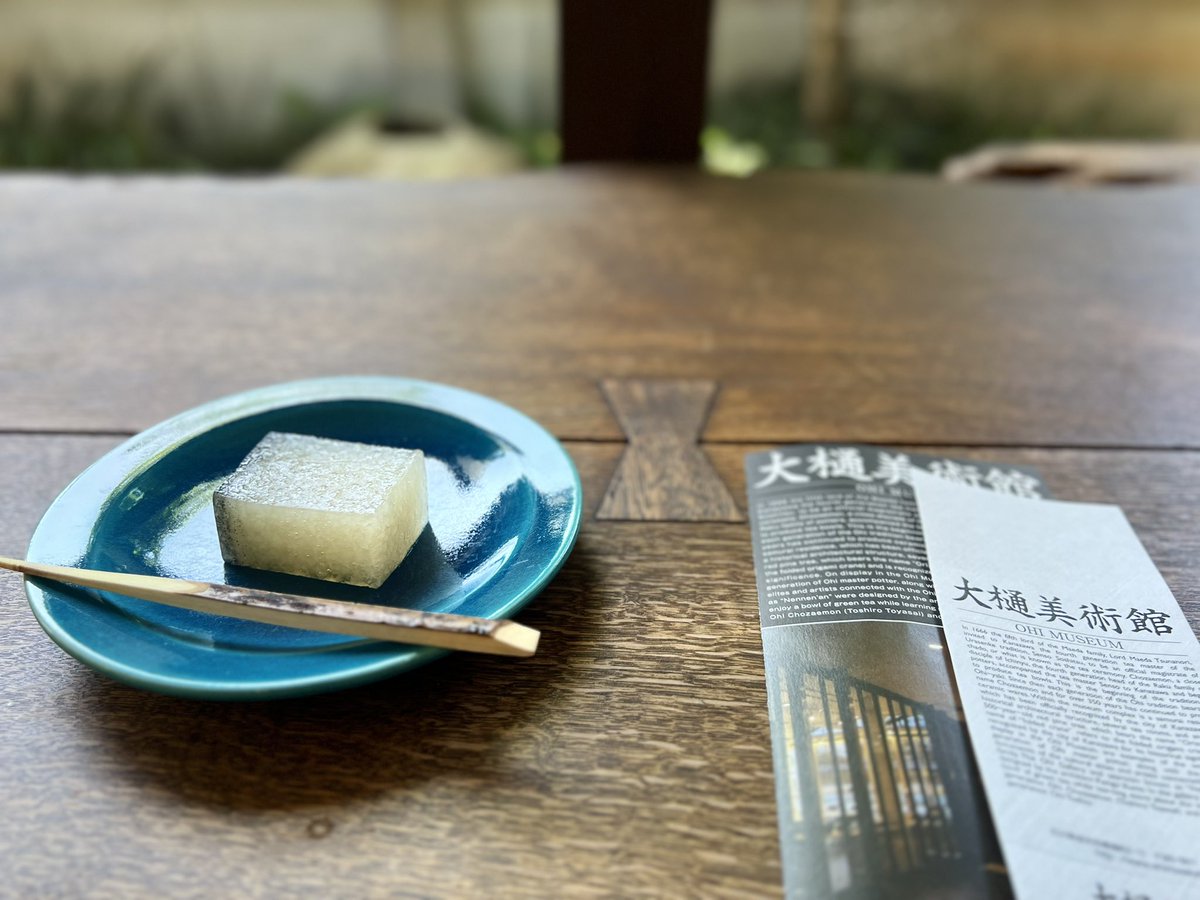 hikaku_'s tweet photo. 金沢の大樋美術館(隈研吾さん建築)に来ました。
滅茶苦茶良かったです。1660年からの歴代長左衛門の陶芸の進化や変化が分かる展示でした。

個人的にも苗字が「樋」なので少し親しみ。
色々展示を見て、9代目長左衛門の作が好きだったので、その碗でお茶を頂きました。良い体験！ https://t.co/zkXdEN6RJ6