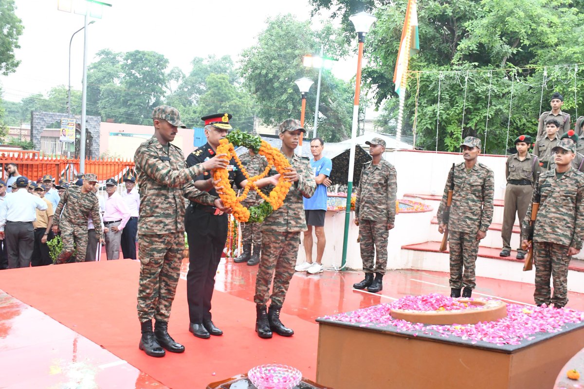 ChetakCorps_IA's tweet photo. 'Kargil Vijay Diwas : Rajat Jayanti Mahotsav'

झंडा ऊंचा रहे हमारा,
विजयी विश्व तिरंगा प्यारा🇮🇳

#InTimeOnTarget Gunners under the aegis of #AchookAtharah Brigade celebrated #RajatJayanti of our Victory in #Kargil War by laying wreath at #ShaheedSmarak Alwar and honoured the Ultimate Sacrifice of our Brave Soldiers in #OperationVijay to secure Victory in Kargil. 

DM Alwar, SP Alwar, #Veterans & #NCC Cadets also solemnly paid tribute to the #Bravehearts and expressed their Gratitude.

#IndianArmy 
#SaptaShaktiCommand
#ChetakCorps
#GandivDivison
#AchookAtharah

@adgpi
@SWComd_IA
@PRODefRjsthn
@DMDCAlwar
@PoliceRajasthan