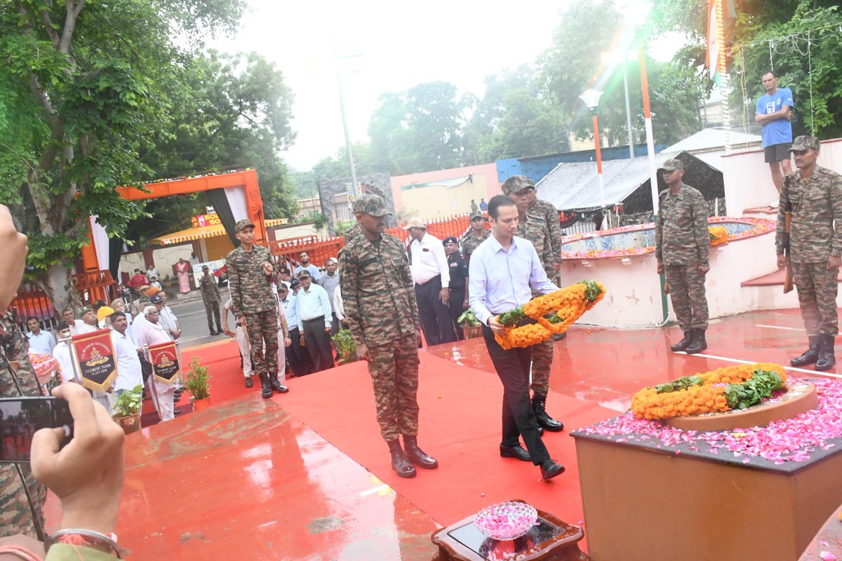 ChetakCorps_IA's tweet photo. 'Kargil Vijay Diwas : Rajat Jayanti Mahotsav'

झंडा ऊंचा रहे हमारा,
विजयी विश्व तिरंगा प्यारा🇮🇳

#InTimeOnTarget Gunners under the aegis of #AchookAtharah Brigade celebrated #RajatJayanti of our Victory in #Kargil War by laying wreath at #ShaheedSmarak Alwar and honoured the Ultimate Sacrifice of our Brave Soldiers in #OperationVijay to secure Victory in Kargil. 

DM Alwar, SP Alwar, #Veterans & #NCC Cadets also solemnly paid tribute to the #Bravehearts and expressed their Gratitude.

#IndianArmy 
#SaptaShaktiCommand
#ChetakCorps
#GandivDivison
#AchookAtharah

@adgpi
@SWComd_IA
@PRODefRjsthn
@DMDCAlwar
@PoliceRajasthan