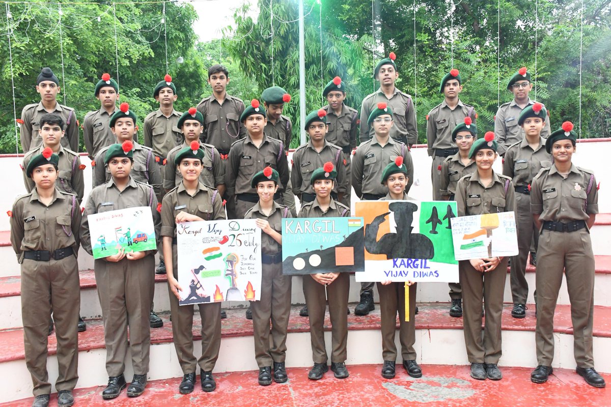 ChetakCorps_IA's tweet photo. 'Kargil Vijay Diwas : Rajat Jayanti Mahotsav'

झंडा ऊंचा रहे हमारा,
विजयी विश्व तिरंगा प्यारा🇮🇳

#InTimeOnTarget Gunners under the aegis of #AchookAtharah Brigade celebrated #RajatJayanti of our Victory in #Kargil War by laying wreath at #ShaheedSmarak Alwar and honoured the Ultimate Sacrifice of our Brave Soldiers in #OperationVijay to secure Victory in Kargil. 

DM Alwar, SP Alwar, #Veterans & #NCC Cadets also solemnly paid tribute to the #Bravehearts and expressed their Gratitude.

#IndianArmy 
#SaptaShaktiCommand
#ChetakCorps
#GandivDivison
#AchookAtharah

@adgpi
@SWComd_IA
@PRODefRjsthn
@DMDCAlwar
@PoliceRajasthan