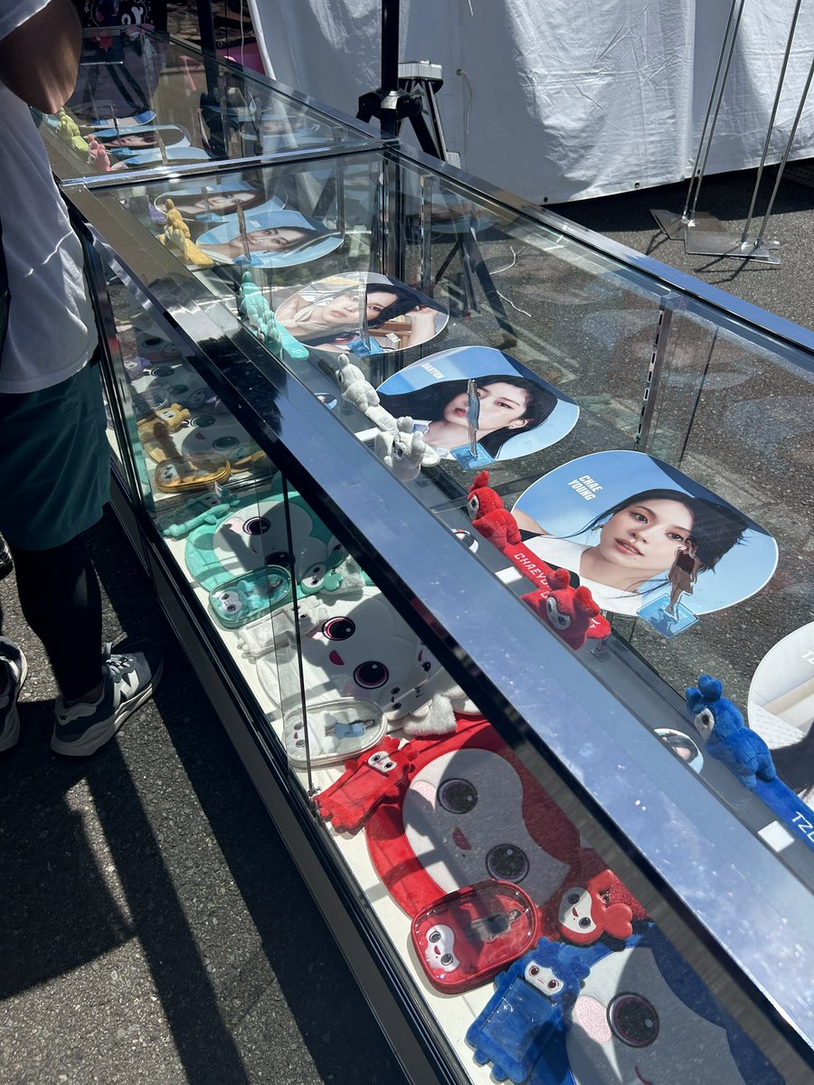 PONY26208389's tweet photo. サナペンの美女さんと共にグッズ並びました！
結局、10:00頃から並んで12:00過ぎくらいに買えたかな
でもめちゃめちゃ売り切れてて、ダヒョンのユニフォームとスローガン買えなかったので明日は気合い入れてまた並びます！！
絶対に買うぞ！！！！ https://t.co/gibdEwlEuE