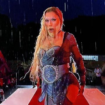 SimoneSays123's tweet photo. Een vadsige bijna naakte smurf, een vent waarbij een bal uit zijn slip hangt, een man met baard verkleed als vrouw die hitsig danst en een groepje Drag Queens inclusief een trans'vrouw' die soort van aan hun laatste avondmaal zitten.. 

Deze freak 🎪 show heeft niets met sport te maken. 

#OlympicGames