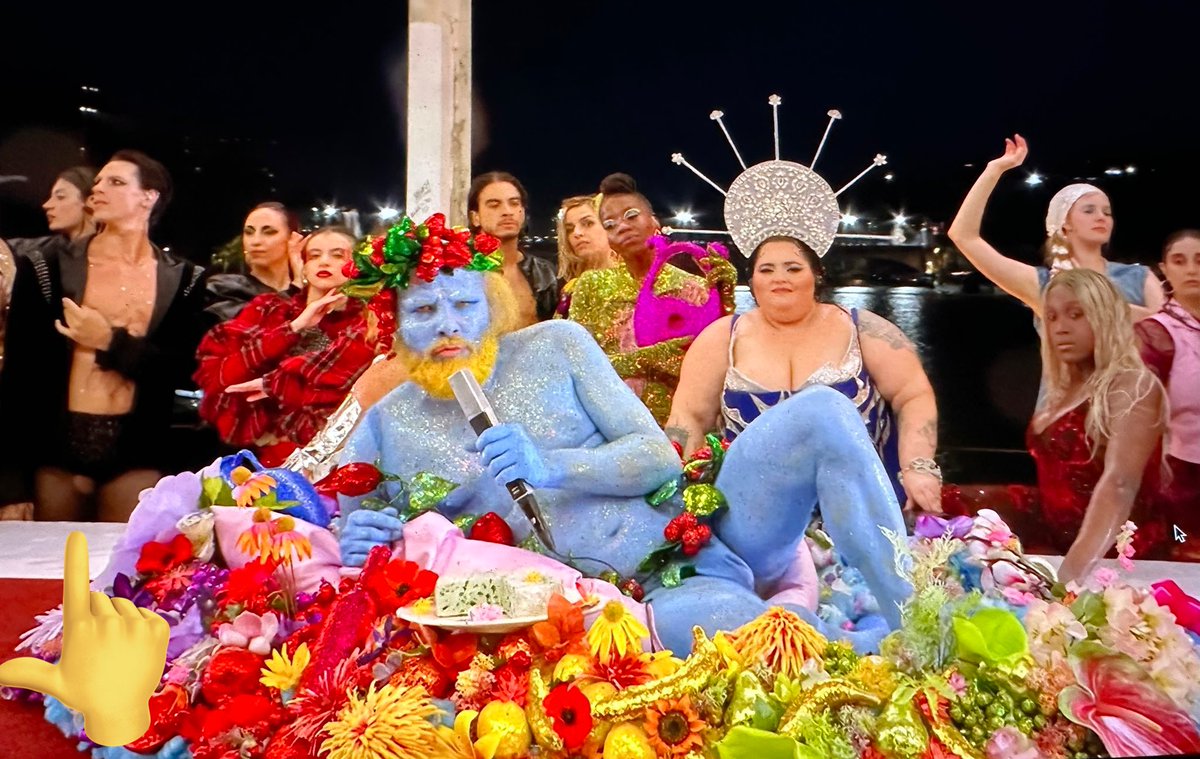 SimoneSays123's tweet photo. Een vadsige bijna naakte smurf, een vent waarbij een bal uit zijn slip hangt, een man met baard verkleed als vrouw die hitsig danst en een groepje Drag Queens inclusief een trans'vrouw' die soort van aan hun laatste avondmaal zitten.. 

Deze freak 🎪 show heeft niets met sport te maken. 

#OlympicGames