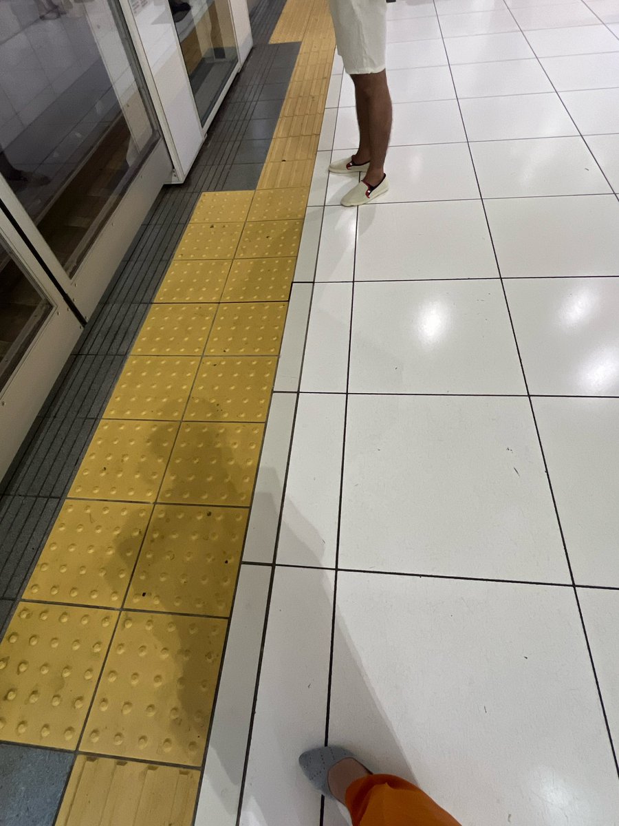 seekingquietli1's tweet photo. これだけ離れててる上にマスク越しでも強烈に漂う香水臭。
外国人って1度にどれだけ香水浴びる訳？
そして彼らの嗅覚ってどうなってるの⁇ https://t.co/QDN7iYO1Kx