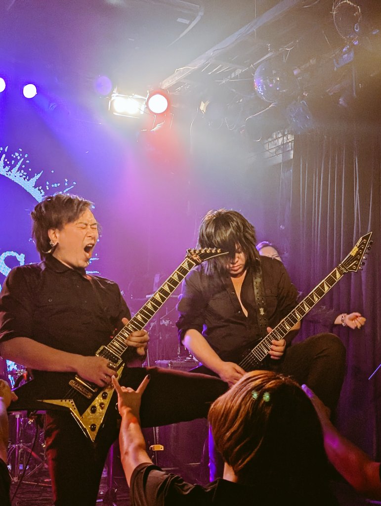 guy_crossover's tweet image. サビの後ろでギター２本ハモってる曲は絶対にかっこいい　#Omelas