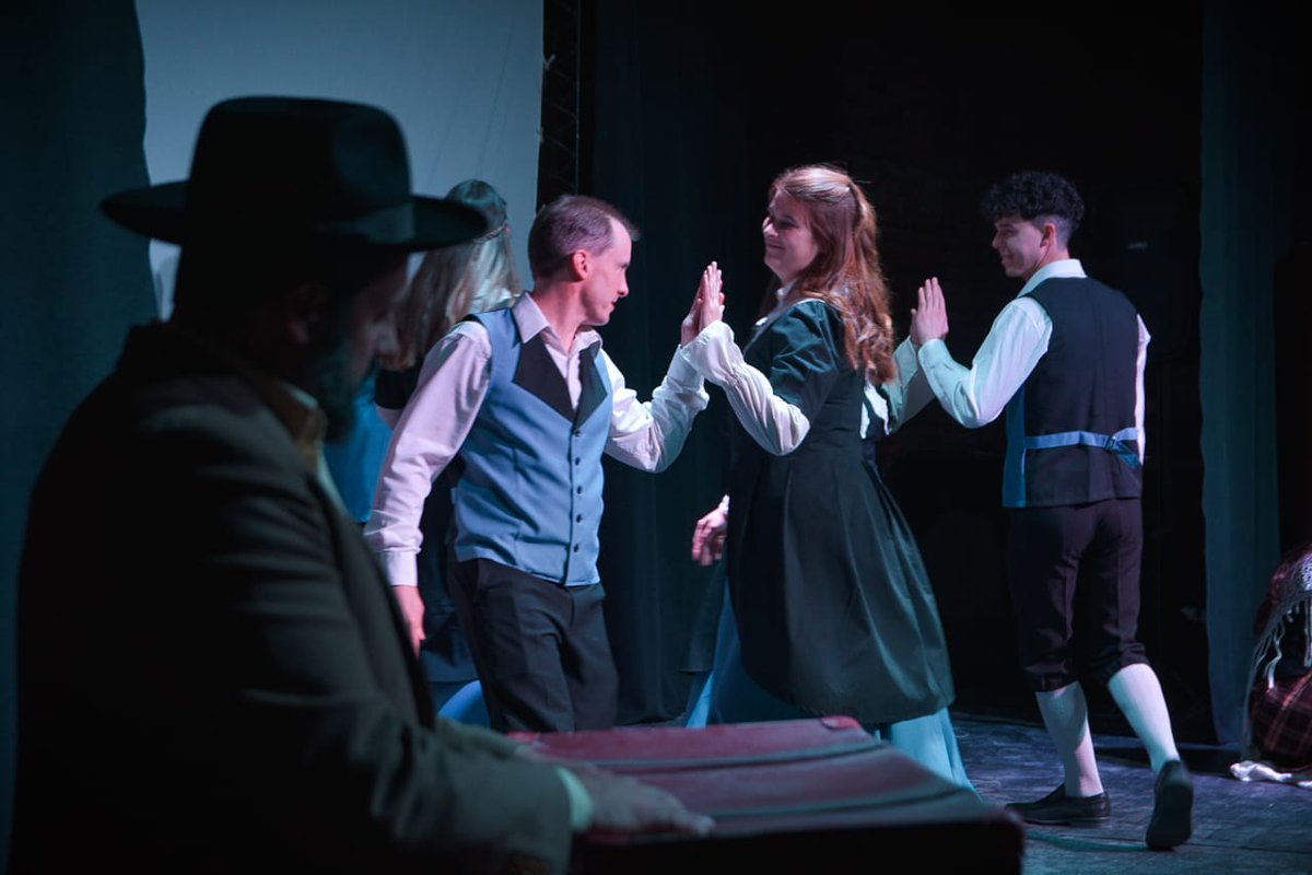 ¡Noche inolvidable en Dolavon!

La obra "Glaniad, la llama que nunca se apaga" llenó la sala del Acopio Cultural con la talentosa Nayla Spindola, Facundo Lloyd Jones y un enorme elenco, la historia del desembarco galés en Patagonia cobró vida con poesía, danzas y música.