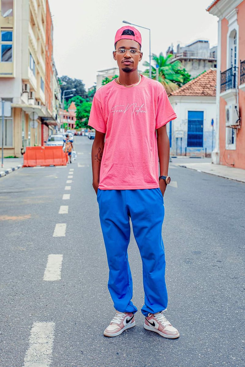 pala4evernm's tweet photo. Hoje eu decidi expressar diante de vocês, a admiração e o respeito que tenho por esses manos, são bué real (@AgnaldoVerbo, @lubrauser, @dellapah)
Dizendo que sou muito grato🙏🏽 pelo vosso apoio, esforço, e pela dedicação que depositaram no meu projeto musical🎵 #Abre_Os_Olhos #EP https://t.co/oYH9h52lF7