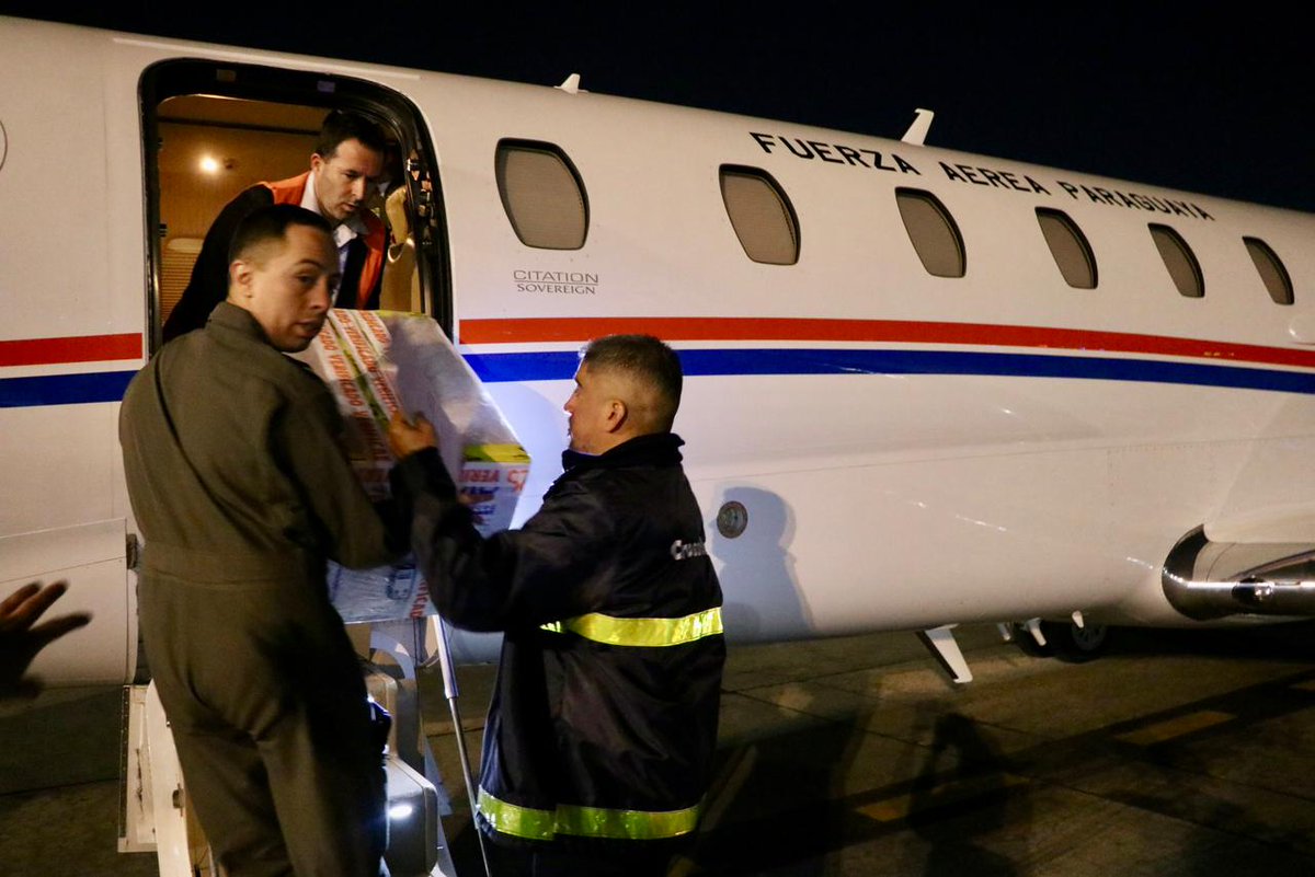 msaludpy's tweet photo. #SaludInforma | A las 19:30, hora paraguaya, el Viceministro de Salud, Dr. Santiago García, recibió en el Aeropuerto de Ezeiza, Argentina, el medicamento para la joven de 17 años, paciente con leucemia del @IPSParaguay, por parte de representantes de la farmacéutica Pfizer. https://t.co/ovfKgueO9G