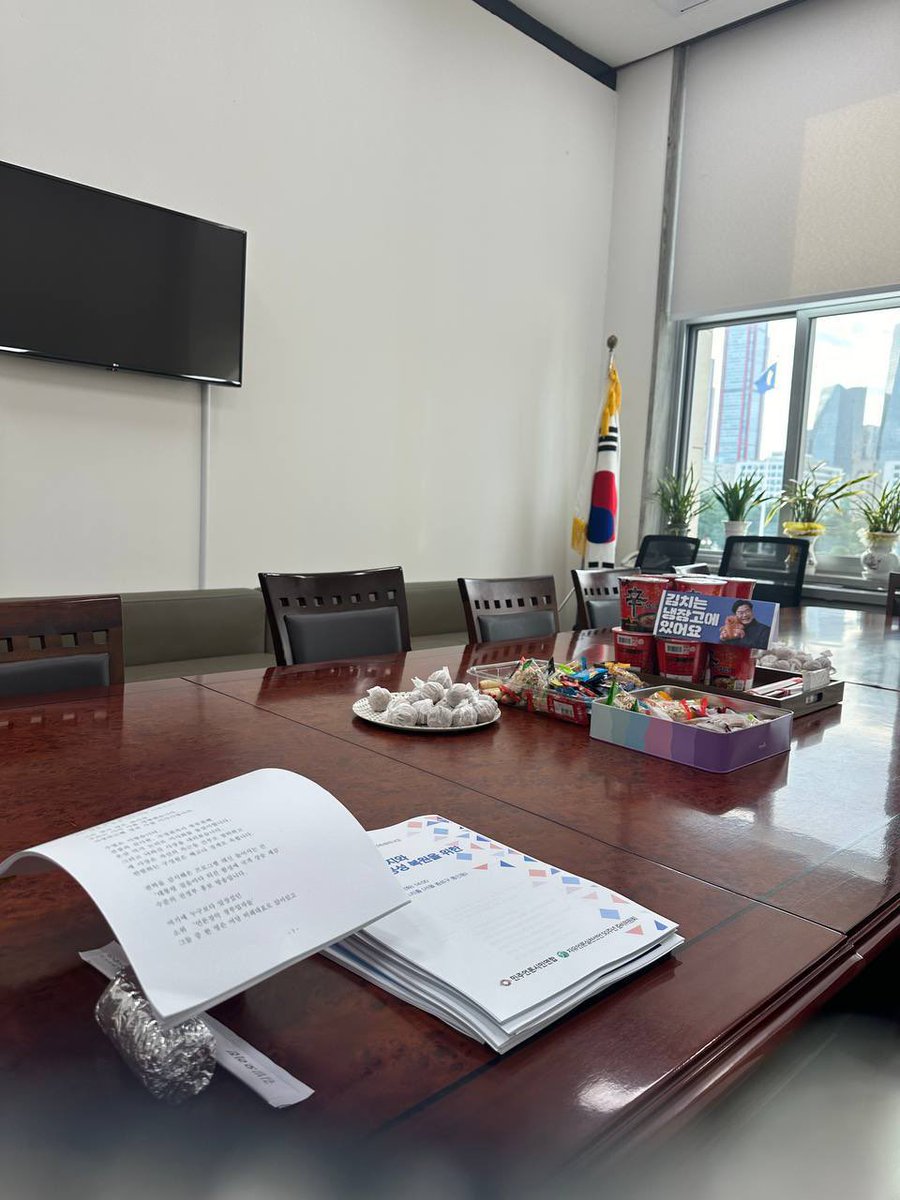 ujungsalong's tweet photo. 원내대변인이라 
18시간 비상대기근무 중입니다

너무 출출해서 잠시 컵라면 하나 
먹으러 왔습니다 ^^ https://t.co/if8GSsCvka