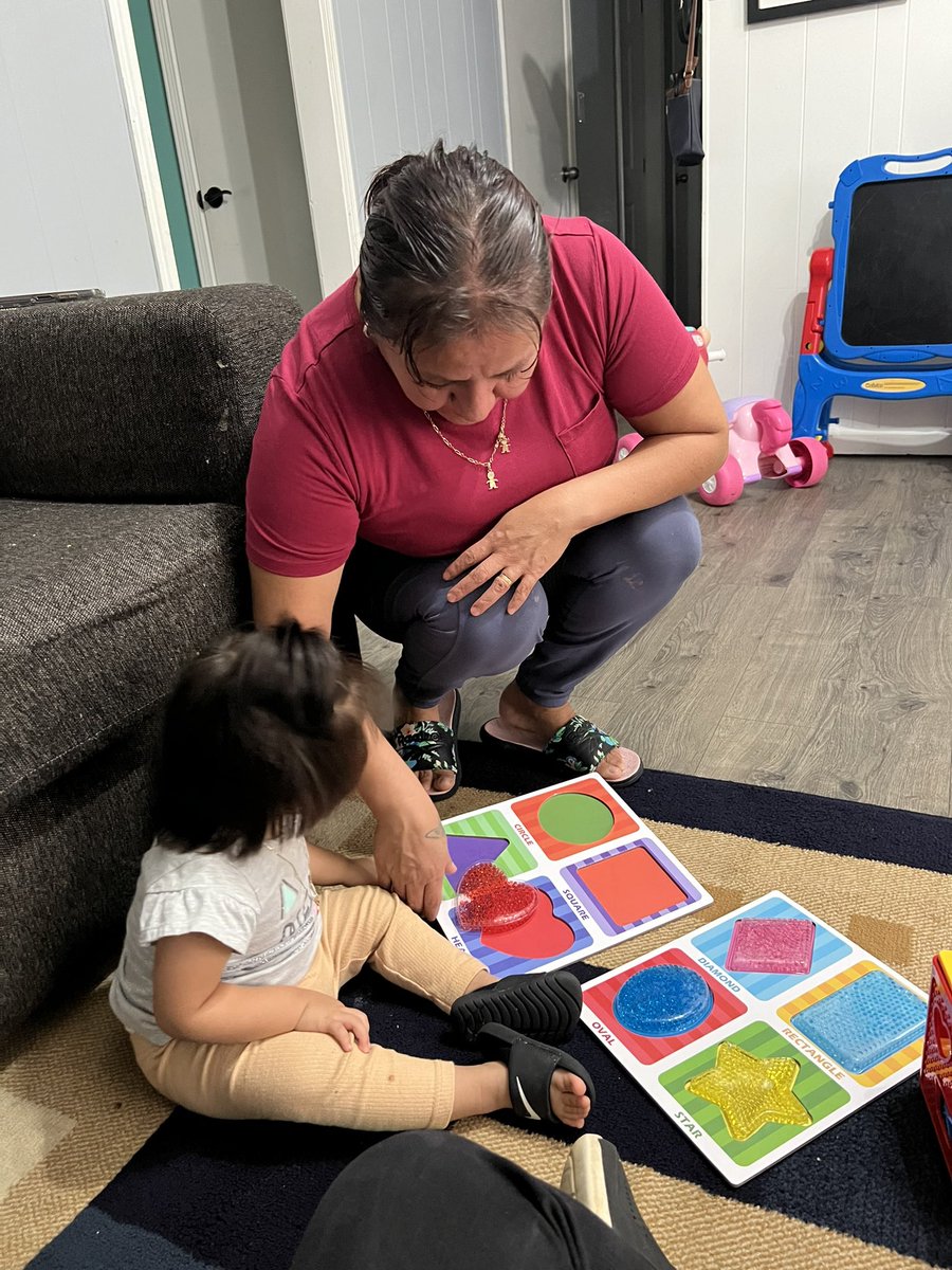 RCPS_EarlyLearn's tweet photo. During a PAT visit with  Mrs. Gutierrez 
Mom is showing student J shapes and where to fit them into the shapes puzzle. #Sensory #family #familia #shaperecognition #dph #pat 
#finemotor 
#parentsasteachers https://t.co/VUz3HOxhpS