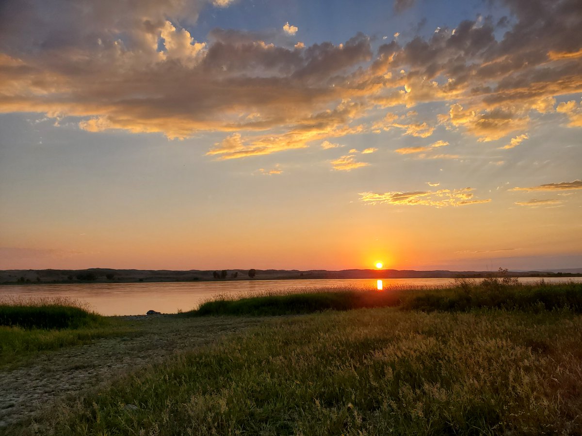 ZondaNature's tweet photo. Sunset next to the Columbia River. https://t.co/YhBWIZmErP