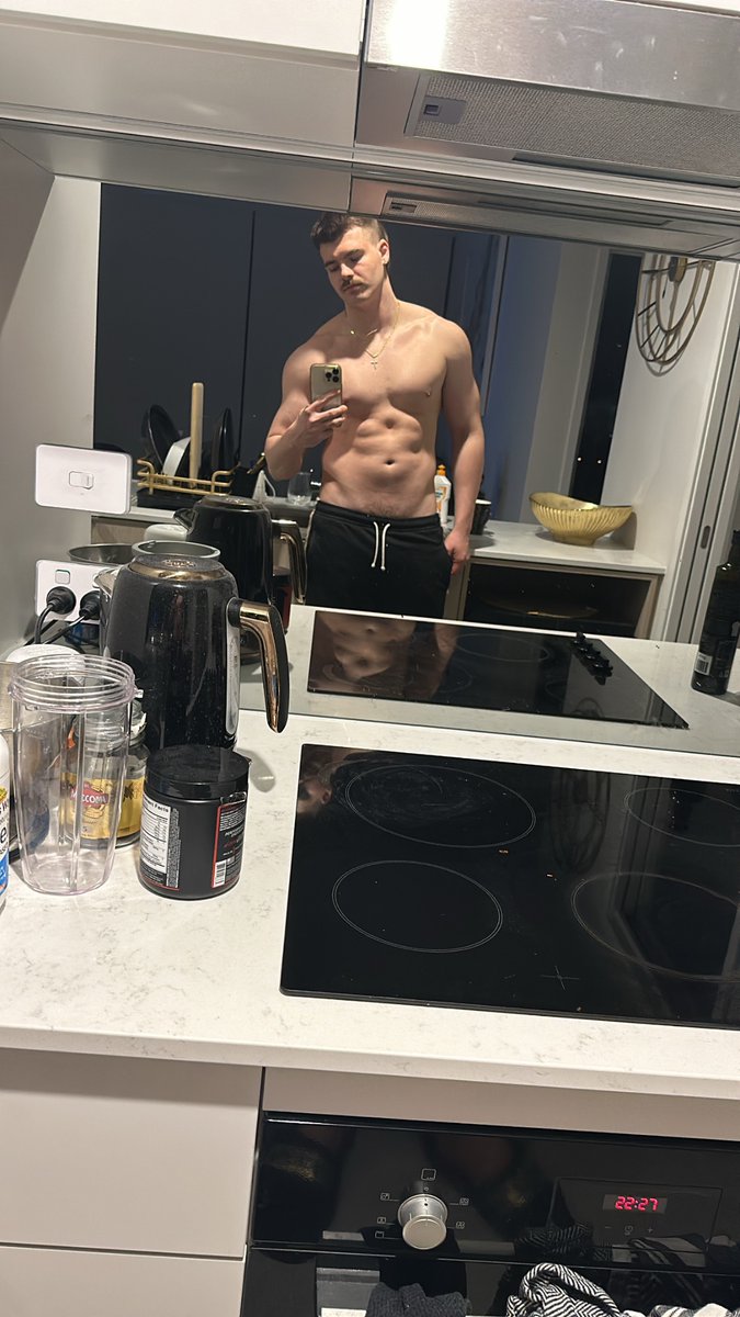 Ianbobbypit's tweet photo. Bulky as right now 225lbs at 6’3 tall https://t.co/YWkP0vx29T