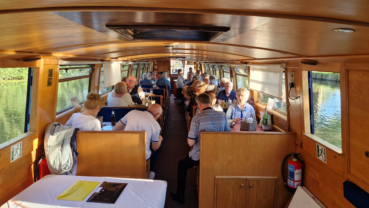 mjohnsonuk's tweet photo. What a superb evening with @Gillylancs on the canal with @LancasterCanalB, fish and chips and a beer with Gwen, Stuie Mari from @ChorleyRadio
and other folks on the cruse.
Lovely talk and from Gilly 4 decades through #hospitalradio #redroseradio and @BBCLancashire https://t.co/s1rzjTKXjH
