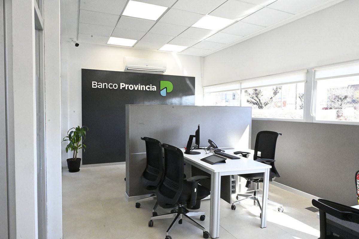 JCuattromo's tweet photo. Tras inaugurar la nueva sede en #Casbas llegamos con @KicillofOk hasta #Pehuajó, donde nos recibió el intendente @PJZurro y cortamos las cintas de la nueva delegación #FranciscoMadero de @bancoprovincia.
Esta sucursal simboliza el fuerte compromiso de la banca pública para acompañar al pueblo de la localidad, que ahora contará con 2 cajeros automáticos nuevos para operar y 2 puestos de atención comercial para consultar sobre nuestra oferta crediticia.
Desde diciembre de 2019 finalizamos 45 obras, entre ellas 8 edificios nuevos. Además. estamos trabajando en 9 remodelaciones y construyendo 2 nuevas sucursales para que el pueblo de la Provincia tenga siempre servicios bancarios cercanos y de calidad.