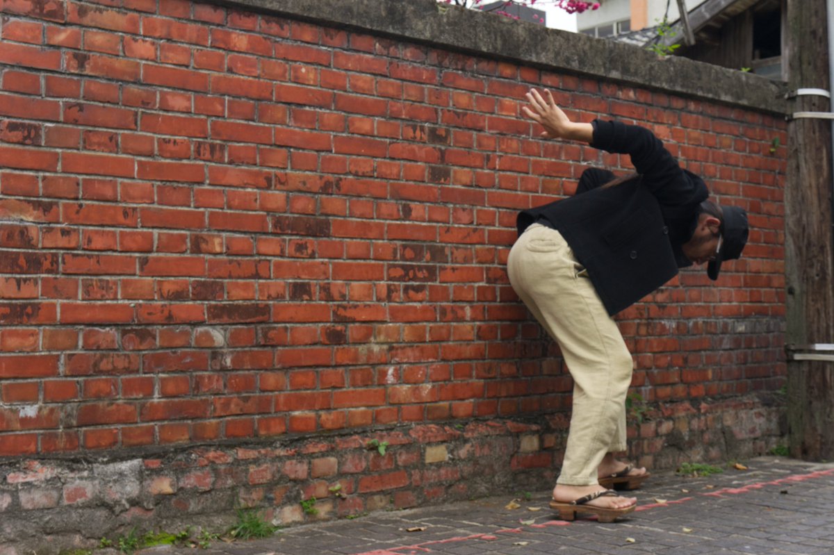 我tiāⁿ-tiāⁿ teh看  詩/Tân Lō͘
身軀khû àⁿ-àⁿ，teh反省
跤跡下底teh tio̍h啥物？
是pang--khì ê石幼á
Ia̍h-sī別人phah無--khì ê向望
（部份詩句)
＜海湧號Hái-éng Hō＞全台語舞蹈X月琴公演
Chù-bûn票，來chia登記
opentix.life/event/17902342…
演出時間 2024年8月24(六) 3：30PM / 8：00PM