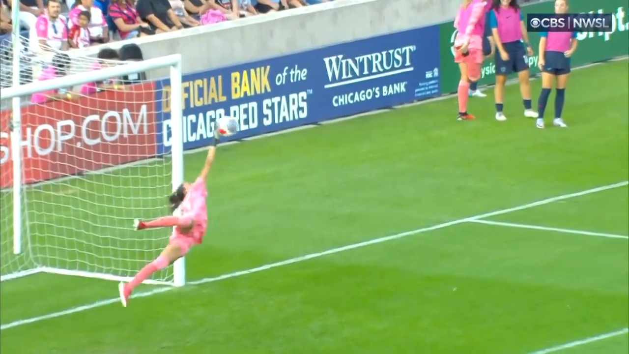 Sydney Schneider already making plays in her first NWSL start! 🧤