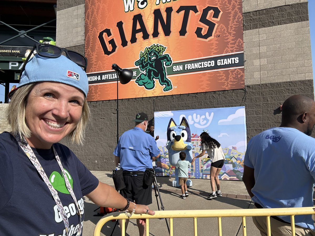 TheFemalePA's tweet photo. Bluey @ the Ballpark night! 💙Wackadoo Ems! ⚾️#rootedhere #saveourems @EugeneEmeralds https://t.co/faG356ZBpa