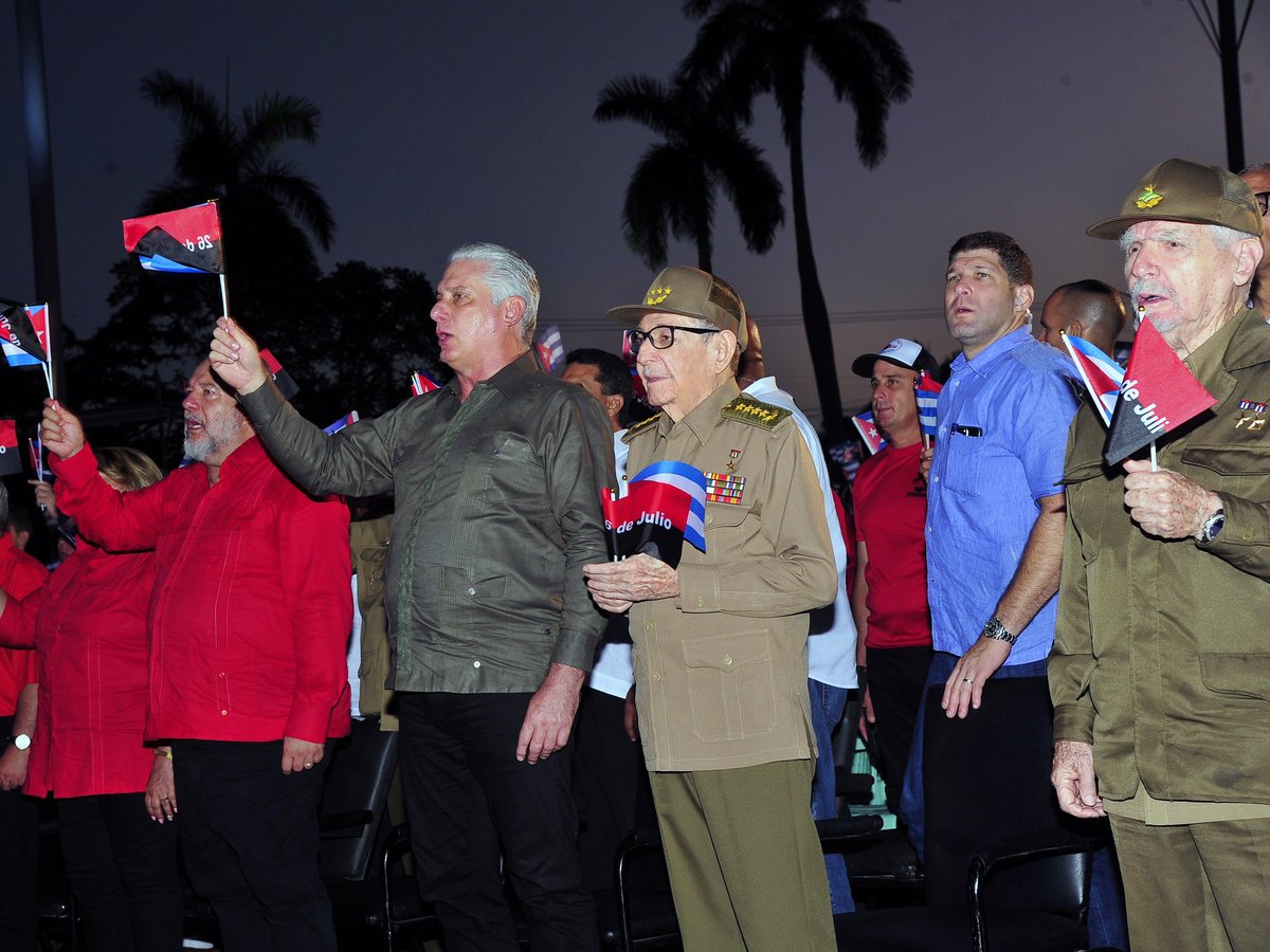✍️| La conmemoración, iniciada a las 5:15 am de este 26 de julio, fue guiada por un amplio recorrido por la historia y cultura espirituana, y el homenaje a sus héroes, en primer lugar el Mayor General Serafín Sánchez.

🔗| presidencia.gob.cu/es/noticias/la…
.
.
.
#LaHistoriaPorAsalto 🇨🇺