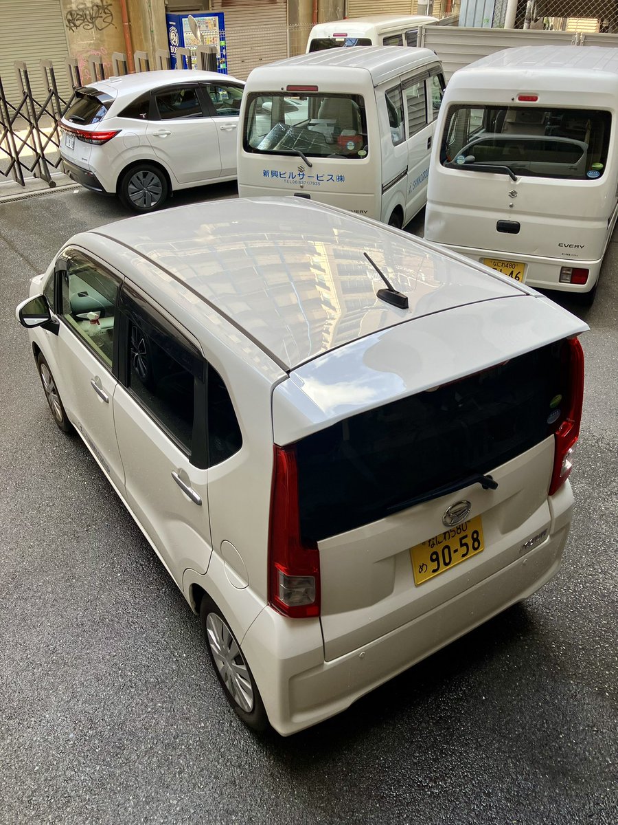 今回は、「#洗車 」。先日ようやく時間をつくり、仕事の相棒をキレイに手洗いしました！手洗いすると色々な発見が有り愛着を持てます。訪問先でも恥ずかしい思いをしないよう、いつも #清潔感 と #整理整頓 
を心掛けています #いつも #ぴかぴか #新興ビルサービス #新開興産 #プロフェッショナル