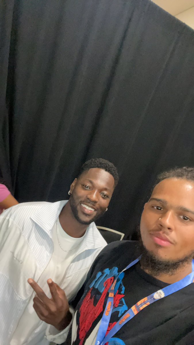 xaviermsavage's tweet photo. #dreamcon crazy https://t.co/vUzaC7pZ7a