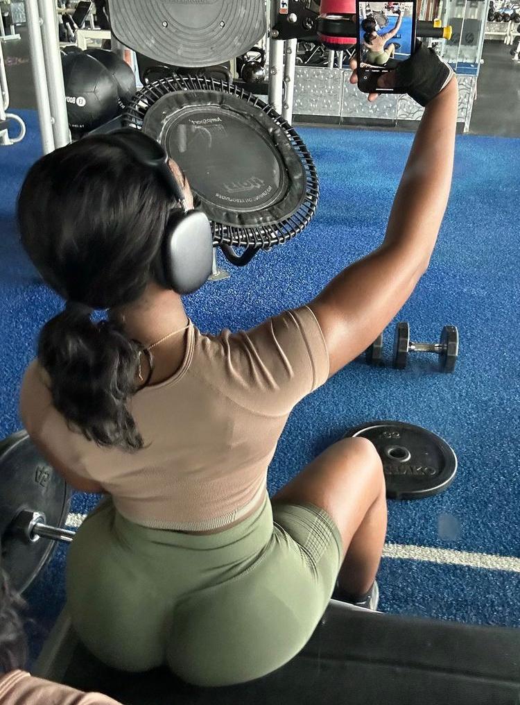 sllaykelly's tweet photo. Turning sweat into strength, one rep at a time! 💪💦 #gymlife https://t.co/q9NAhbNAJZ
