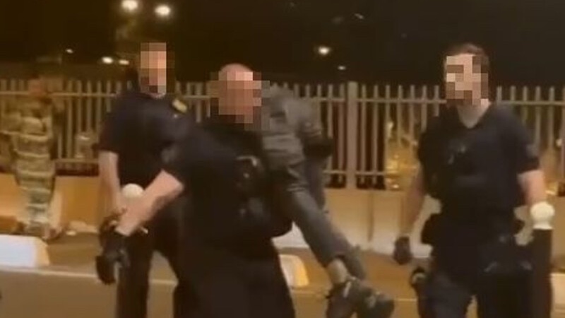 info_Paris_IDF's tweet photo. 🔴 FLASH - #VilliersSurMarne : Une intervention du #GPIS a viré à l'#émeute dans la nuit de jeudi à vendredi.
👉 Un jeune homme a été grièvement blessé et 4 agents du du #Groupement parisien inter-bailleurs de surveillance ont été placés en garde à vue. (Actu17) #ValdeMarne https://t.co/oA6O1sIP6S