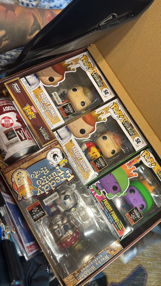 FunkoPOPsNews's tweet photo. First look! In person Box of Fun ~ Thanks @poppinwithjingles ~ #FunDays #FPN #FunkoPOPNews #Funko #POP #Funkos #POPVinyl #FunkoPOP #FunkoPOPs #FunkoSoda https://t.co/ZhfFBfx7HJ