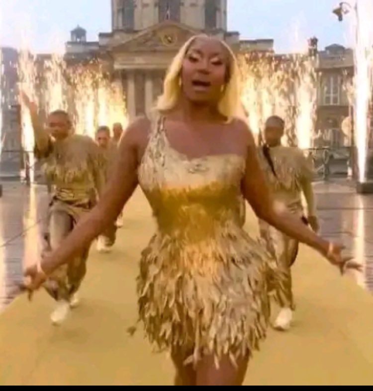 Blonde, peut être même les yeux bleus, dans la langue de Molière, zéro faute. Non les racistes là faut pas nous fatiguer sur <a href="/AyaNakamuraa/">Aya Nakamura</a> pardonnez😭😭😭