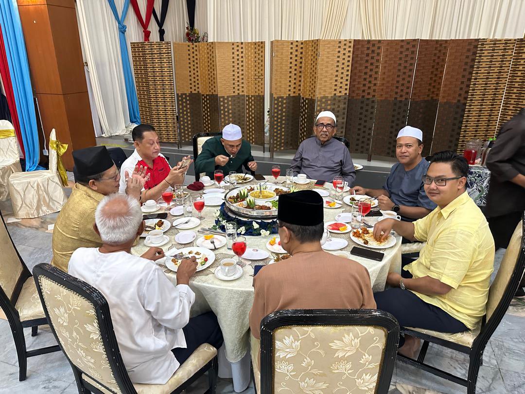 Saya ucapan ribuan terima kasih kpd Sahabat2 Handai yg hadir ke Majlis Tahlil Aruah Anaknda saya di Masjid Khalid Al Walid ptg smlm..semuanya yg hadir begitu menyentuh hati dan perasaan saya. Sesungguhnya, persahabatan kita tiada batas waktu dan keadaan! Semuanya,seperti dahulu.