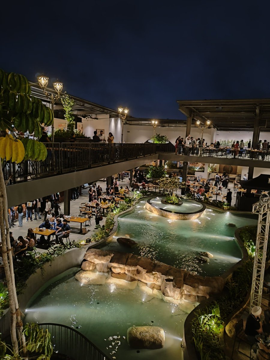 nameeshr's tweet image. The Bier Library 2.0 opened its 2nd outlet on Sarjapur Road. 

Spectacular Interiors and design with a beautiful water body. Enjoy some of the best beers along with lovely food. 

#TBLVokume2 #TheBierLibrary