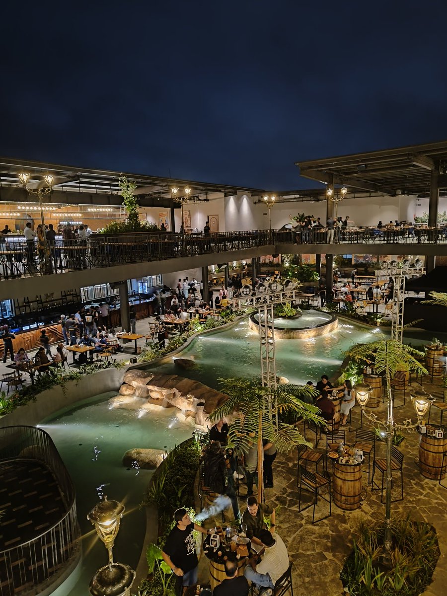 nameeshr's tweet image. The Bier Library 2.0 opened its 2nd outlet on Sarjapur Road. 

Spectacular Interiors and design with a beautiful water body. Enjoy some of the best beers along with lovely food. 

#TBLVokume2 #TheBierLibrary