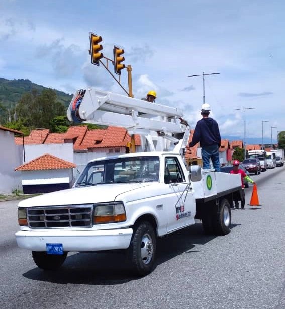 #26Jul| Semáforos de los tramos viales por donde pasa el Trolebús, recibieron un plan especial de atención y optimización de Tromerca, a fin de garantizar su buen funcionamiento.
Participaron  Corpoelec, alcaldías de Mérida y Ejido y Gobernación

+Info: instagram.com/p/C95hiHthUKB/…